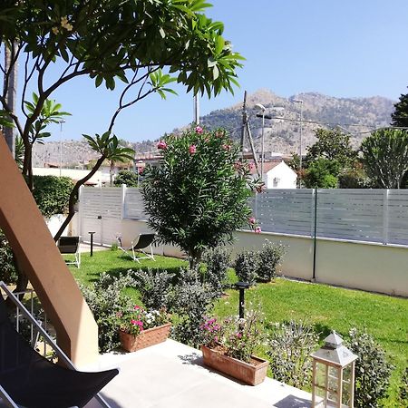 Mondello Felix - Appartamenti In Villa A 600M Dal Mare Exteriör bild