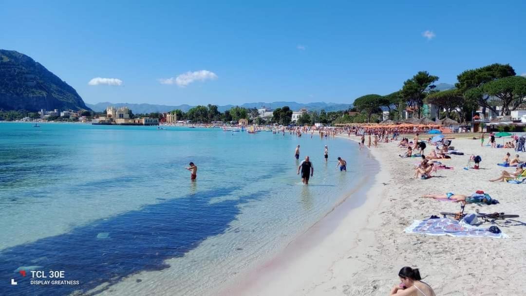 Mondello Felix - Appartamenti In Villa A 600M Dal Mare Exteriör bild